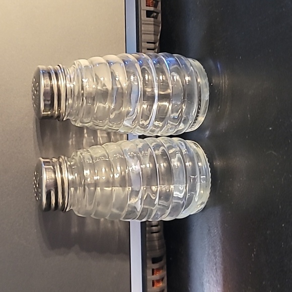 Vintage Beehive Pattern Glas Salt & Pepper Shakers - Picture 3 of 8